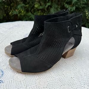 Earth Ivy Sahara women's black laser cut nubuck zipper ankle booties 9.5